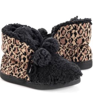 women's flannel lined moccasin slippers